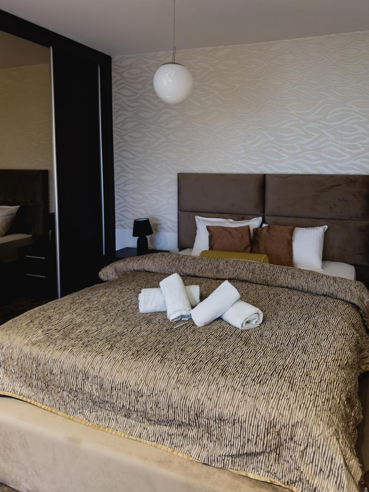 Guest House Panorama Aqualux With Free Parking Novi Sad Buitenkant foto